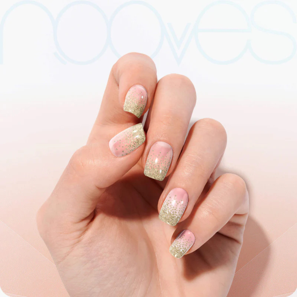 Ongles dorés scintillants